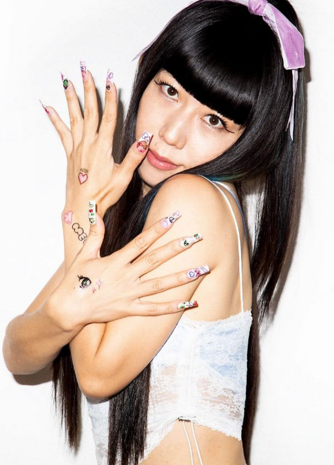 Balenciaga、渡邊直美、Dua Lipa美甲師Nails by Mei 推出50款圖案的美甲貼！