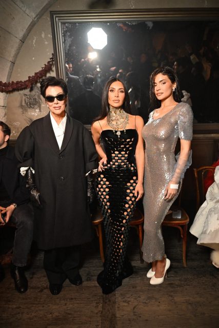 Kardashian家族正式加入Maison Margiela Tabi分趾鞋陣營!