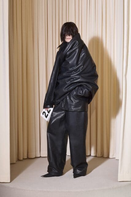 Balenciaga 在巴黎舉行時裝展覽,兩代創意總監 Cristóbal Balenciaga、Demna 將展開跨世代對話